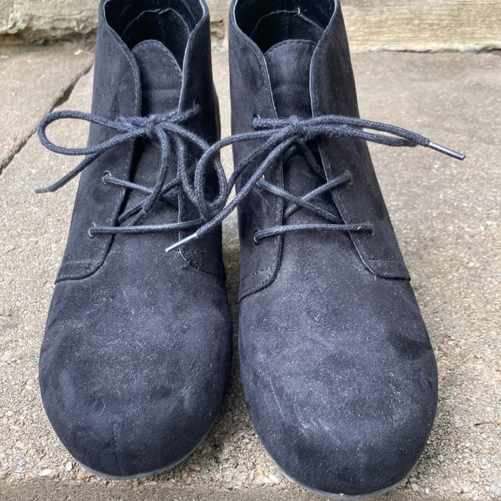 X-APPEAL Black Suede Wedges “Flynn”